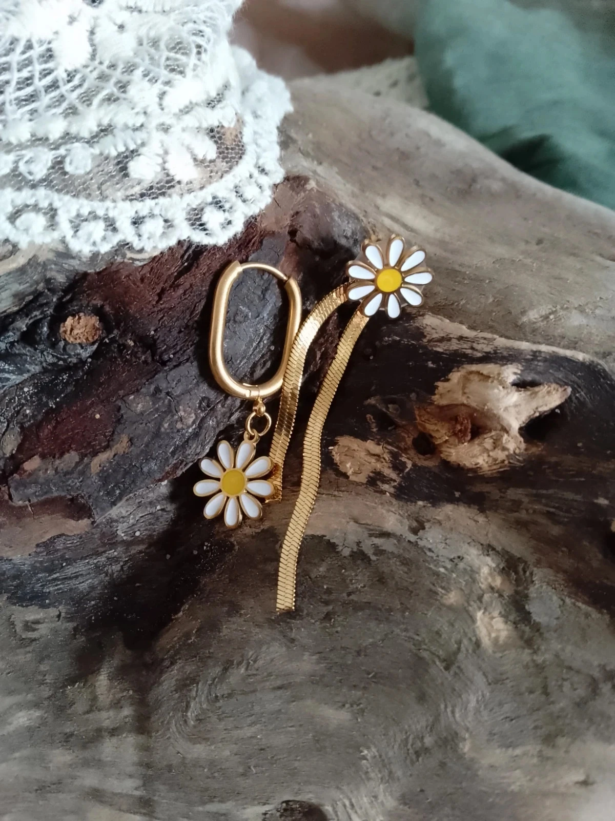 Boucles d'oreilles bohèmes asymétriques fleurs blanches en acier doré – photo 3